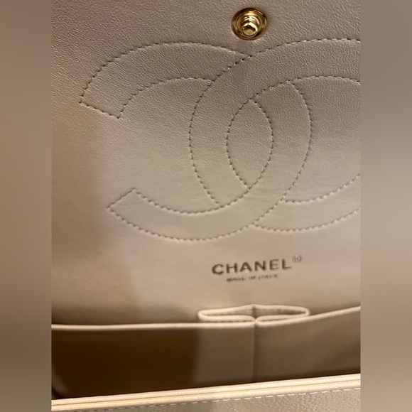 CHANEL Jumbo Beige Quilted Shoulder Bag - Picture 14 of 16